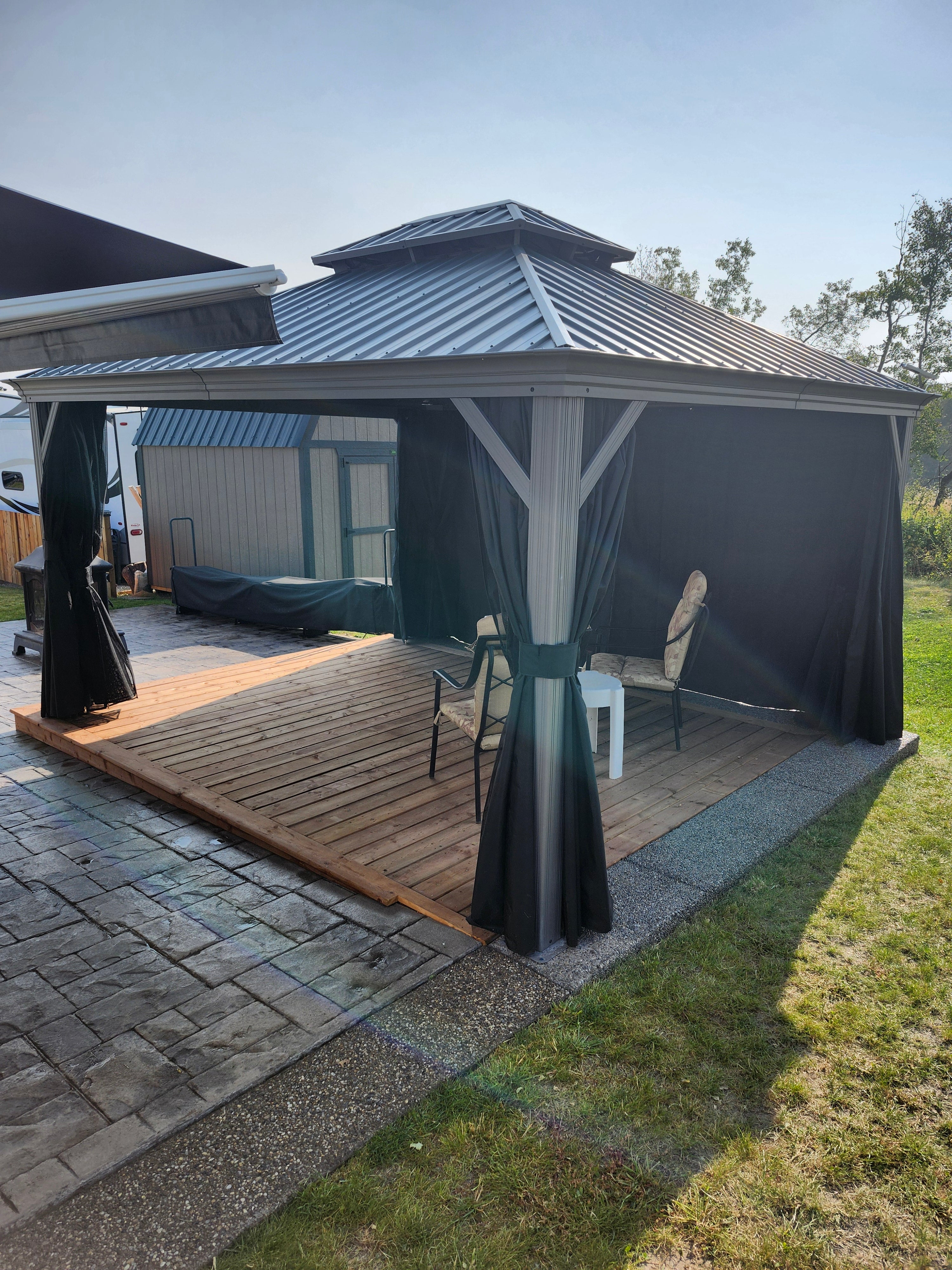 PURPLE LEAF Tonnelle de Jardin Pour Terrasse, Abris de Soleil Avec Toit Rigide en Acier Galvanisé, Equipée de Rideaux, Gris Clair