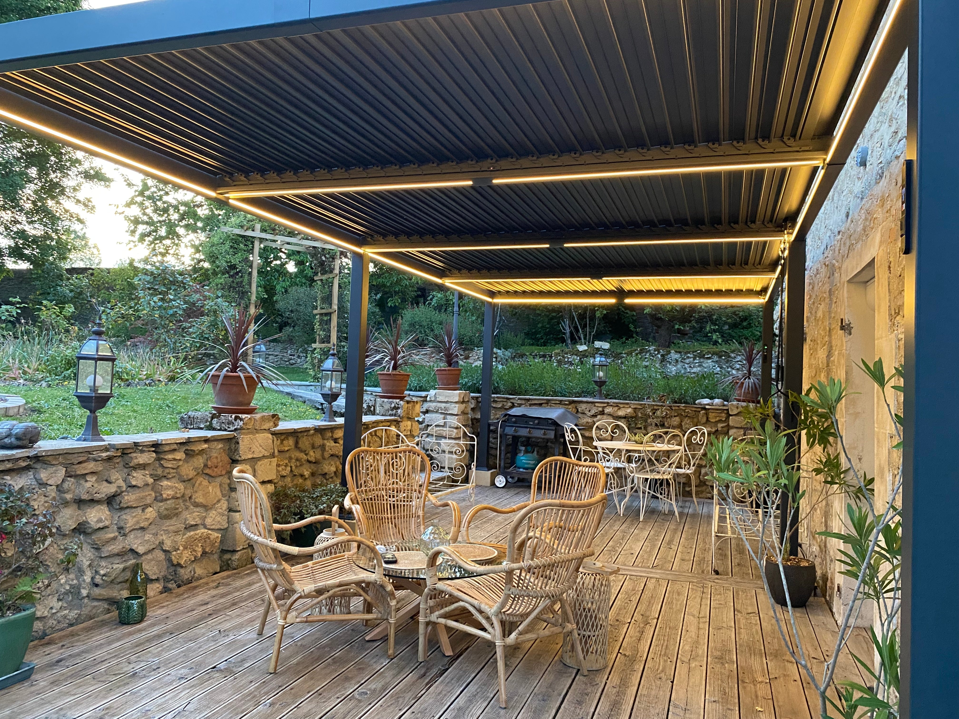PURPLE LEAF Pergola Bioclimatique Toit à Lames avec Bande Lumineuse LED pour Terrasse Jardin, Gris